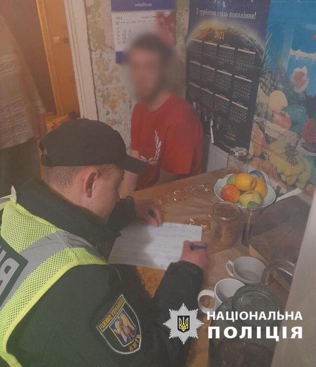 У Києві затримали підлітків, які слухали гімн росії та влаштували пиятику на Подолі_1
