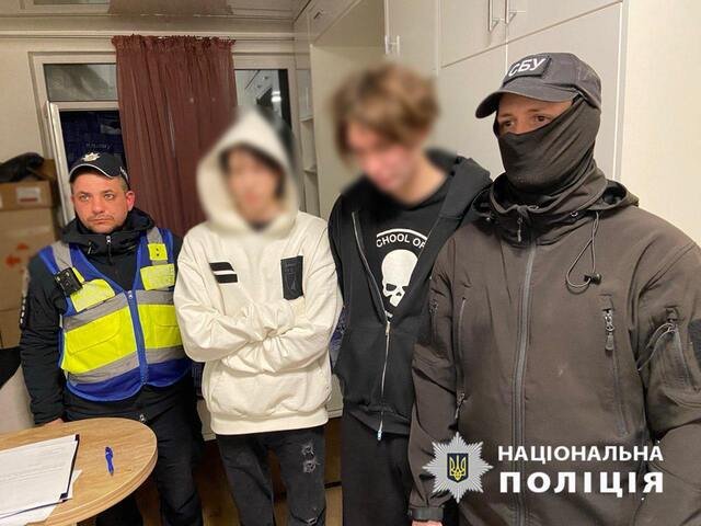 У Києві затримали підлітків, які слухали гімн росії та влаштували пиятику на Подолі_2