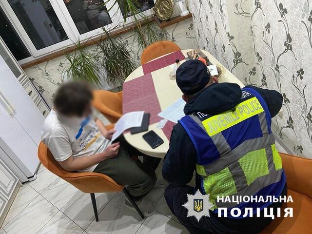 У Києві затримали підлітків, які слухали гімн росії та влаштували пиятику на Подолі_3