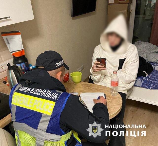 У Києві затримали підлітків, які слухали гімн росії та влаштували пиятику на Подолі_4
