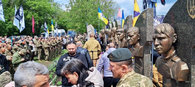 Хтось приніс квіти. Ми принесли Волю_1