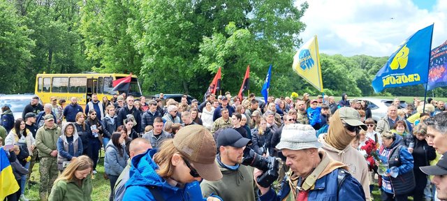 Хтось приніс квіти. Ми принесли Волю_2