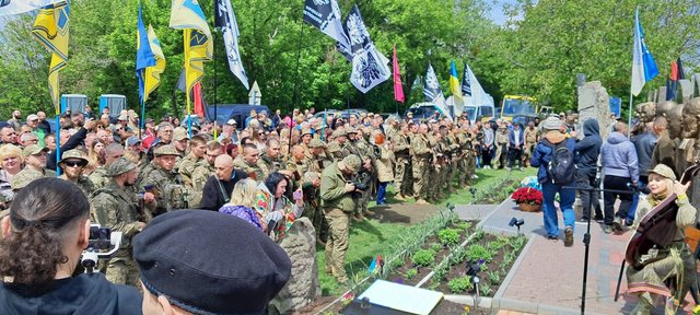 Хтось приніс квіти. Ми принесли Волю_3
