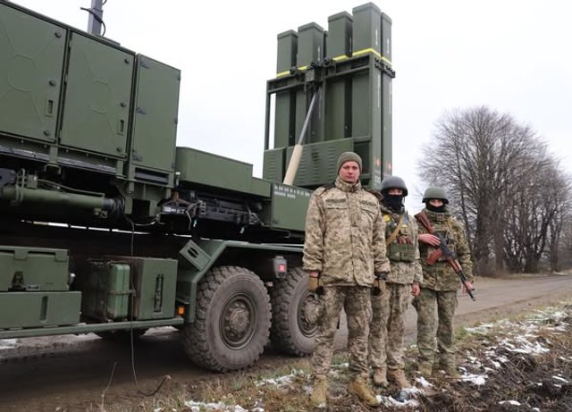 Український IRIS-T за 30 секунд збив 8 російських крилатих ракет_1