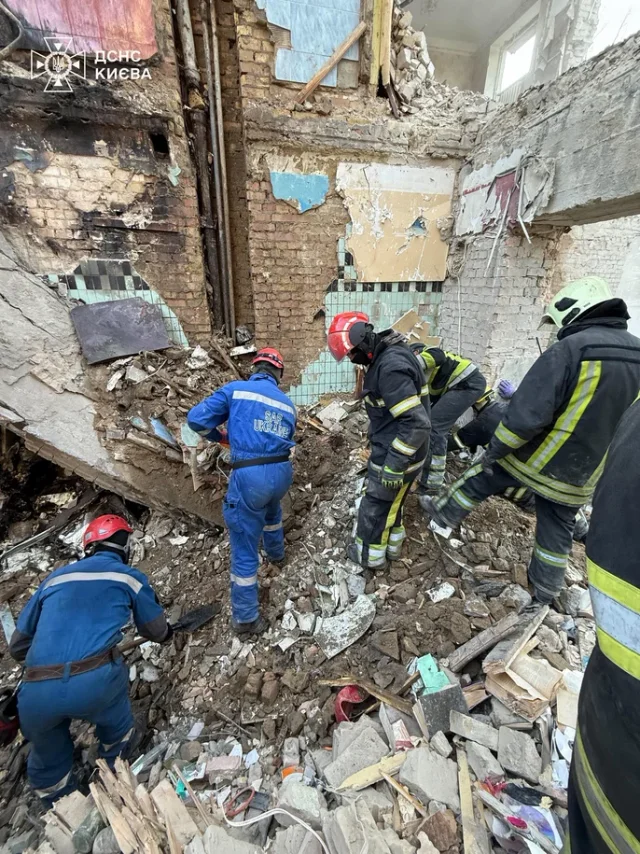 Кількість загиблих у Києві зросла: з-під завалів дістали тіла ще сімох людей_1