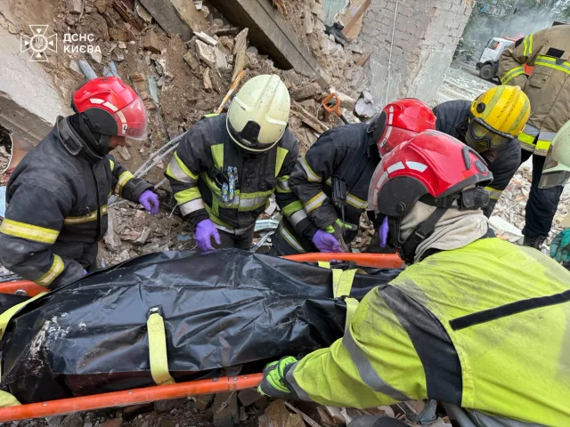 Кількість загиблих у Києві зросла: з-під завалів дістали тіла ще сімох людей_2