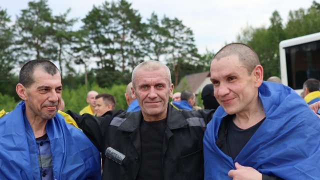 Україна звільнила з полону ще одну групу українських захисників та цивільних_2