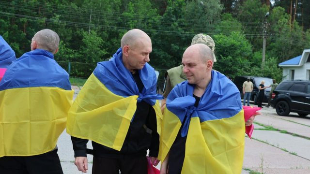 Україна звільнила з полону ще одну групу українських захисників та цивільних_3