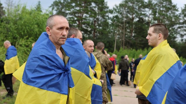 Україна звільнила з полону ще одну групу українських захисників та цивільних_4