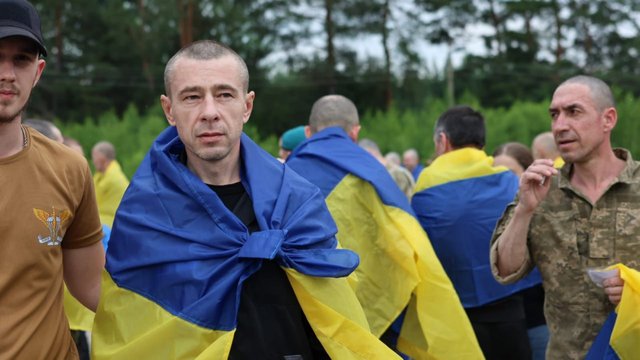 Україна звільнила з полону ще одну групу українських захисників та цивільних_6