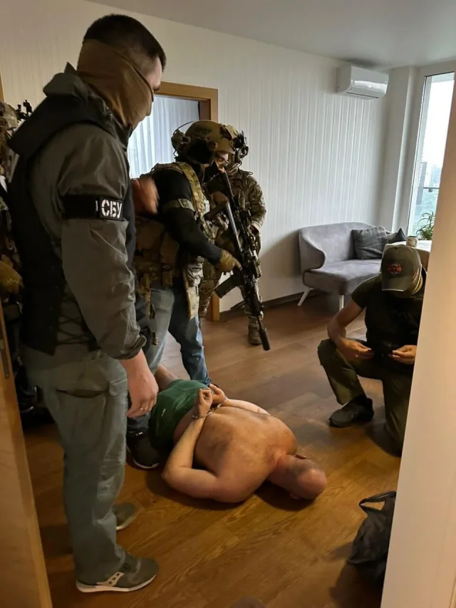 СБУ прийшла з обшуками до детективів НАБУ в різних регіонах_3