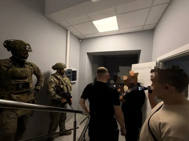 СБУ прийшла з обшуками до детективів НАБУ в різних регіонах_5