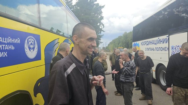 Україна та росія провели обмін полоненими за формулою «146 на 146»_4