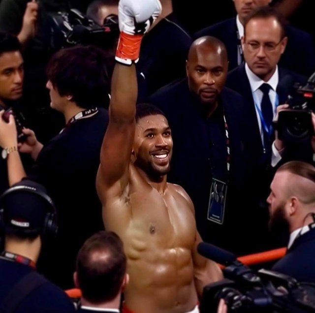 Ентоні Джошуа нокаутував Джейка Пола в шостому раунді та кинув виклик Ф'юрі_3