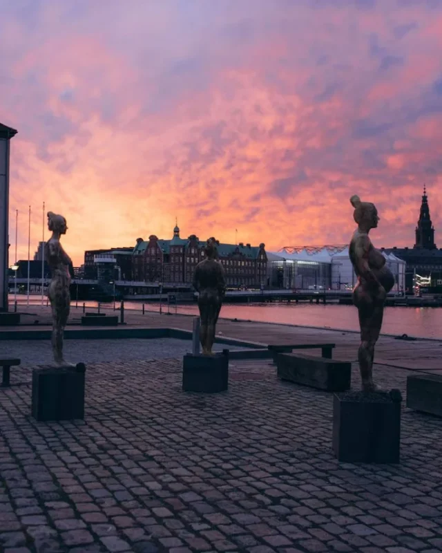 У Данії невідомий зруйнував скульптури української художниці, що розповідали про війну_1