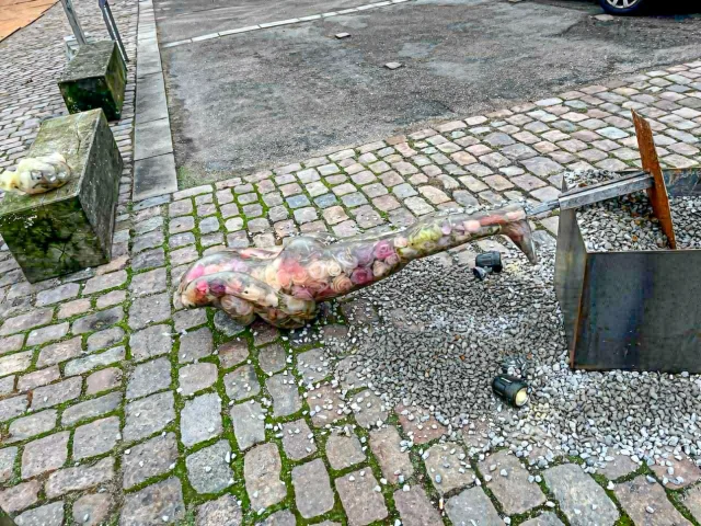 У Данії невідомий зруйнував скульптури української художниці, що розповідали про війну_2