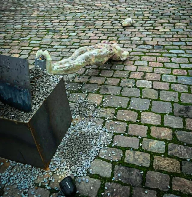 У Данії невідомий зруйнував скульптури української художниці, що розповідали про війну_3