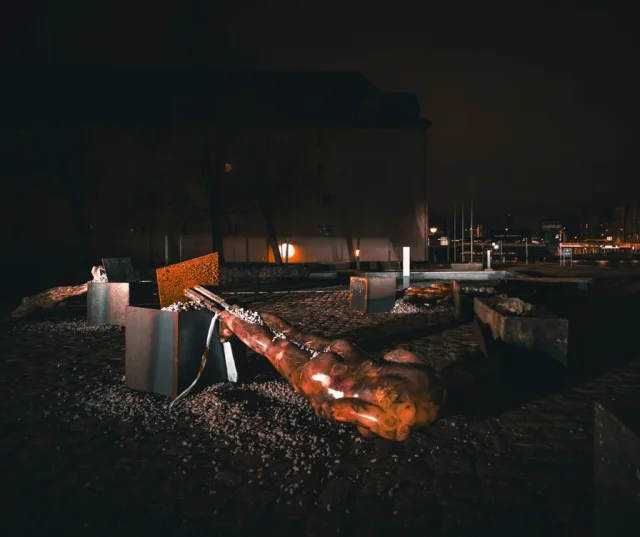 У Данії невідомий зруйнував скульптури української художниці, що розповідали про війну_4