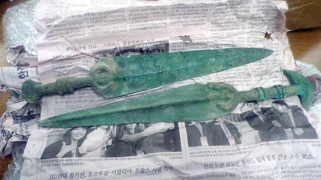 Мечі та стріли, замасковані під декоративні вироби, перехопили у США_2