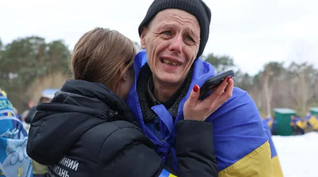 Ще 302 українці звільнені з російського полону: відбувся другий етап великого обміну_1