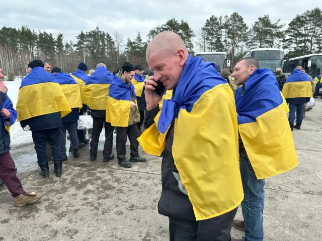 Ще 302 українці звільнені з російського полону: відбувся другий етап великого обміну_5