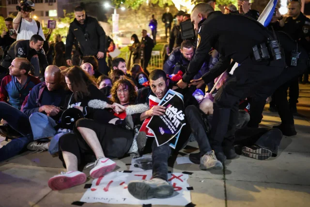 У Тель-Авіві сіоністи силоміць розігнали антивоєнний мітинг_2