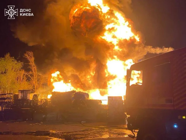 Більше десятка загиблих та понад 80 постраждалих — головне про нічну масовану атаку по Україні_1