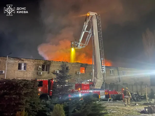 Більше десятка загиблих та понад 80 постраждалих — головне про нічну масовану атаку по Україні_2