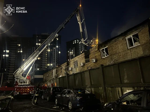 Більше десятка загиблих та понад 80 постраждалих — головне про нічну масовану атаку по Україні_3