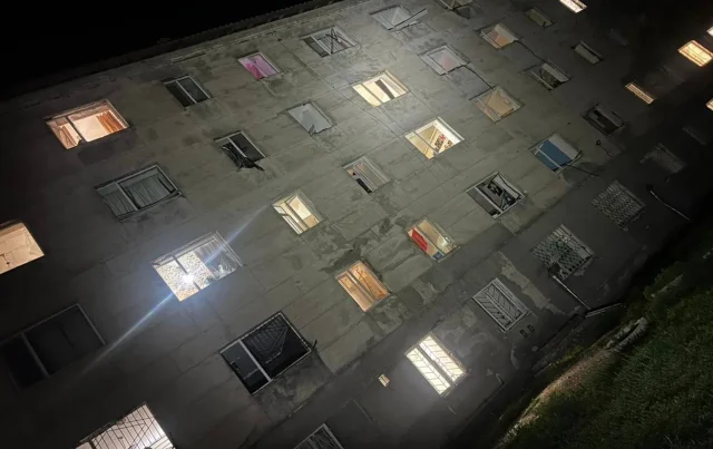 Більше десятка загиблих та понад 80 постраждалих — головне про нічну масовану атаку по Україні_4