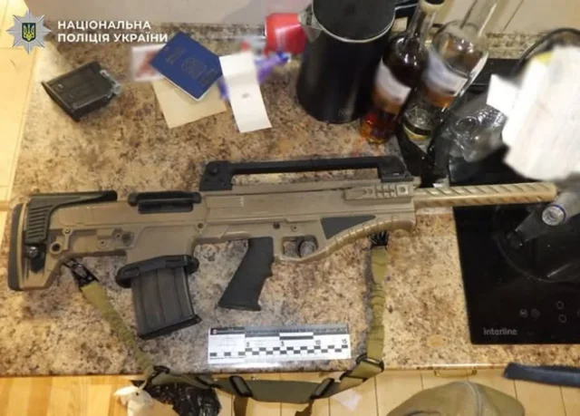 У Києві поліція затримала чоловіка, який ходив з автоматом по території ЖК_2