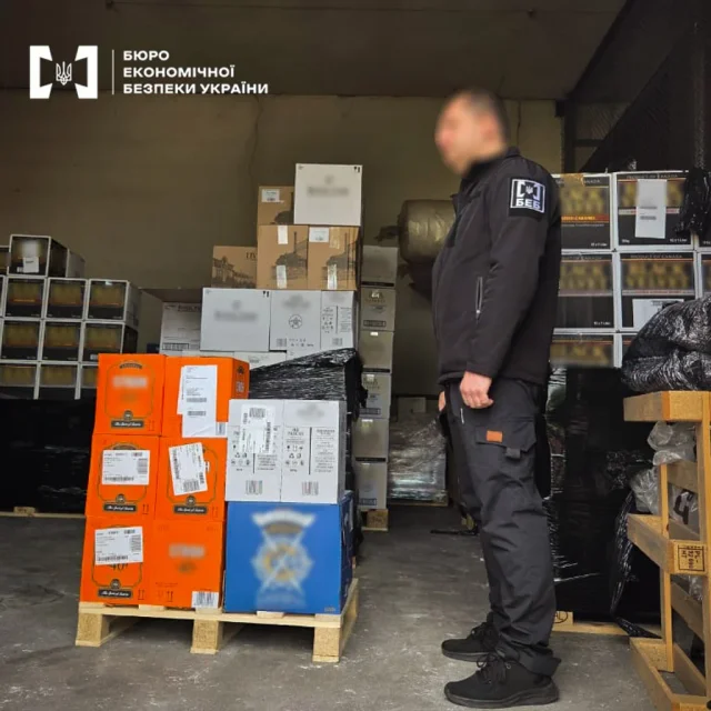 В Україну ввозили контрабандний алкоголь під виглядом дипломатичного вантажу_2