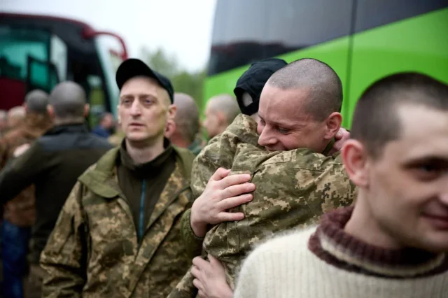 З російської неволі повернулися 205 українців. Це перший етап обміну «1000 на 1000»_4