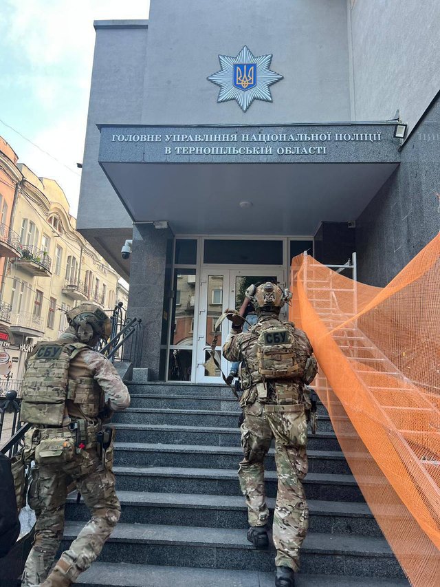 У головних управліннях Нацполіції кількох областей проводять масштабні обшуки_1