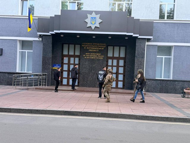 У головних управліннях Нацполіції кількох областей проводять масштабні обшуки_2