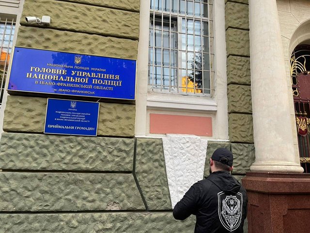 У головних управліннях Нацполіції кількох областей проводять масштабні обшуки_3