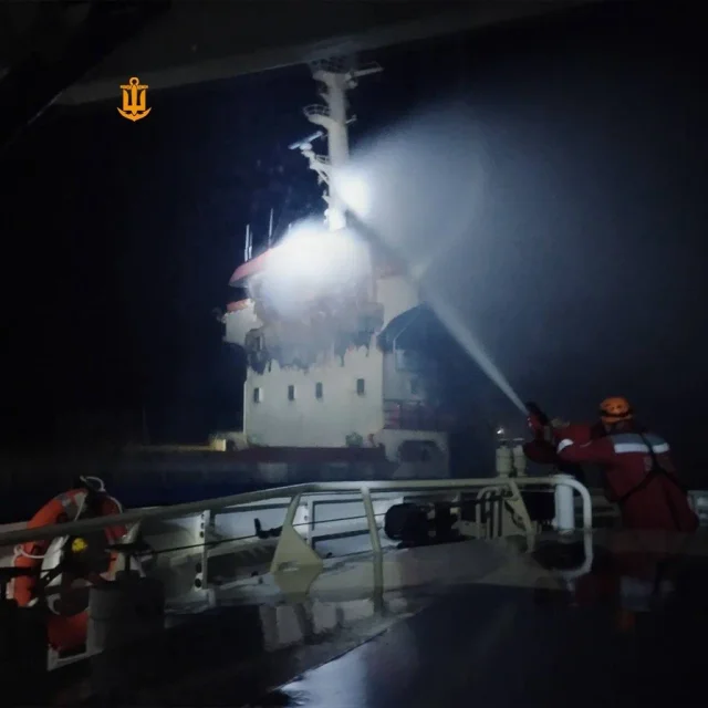 Українські ВМС урятували моряків турецького судна_5