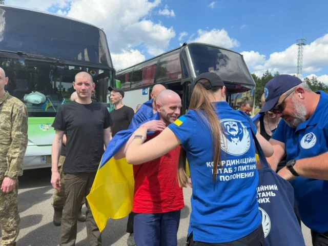 Україна повернула з російського полону 185 військових та одного цивільного цивільний_9