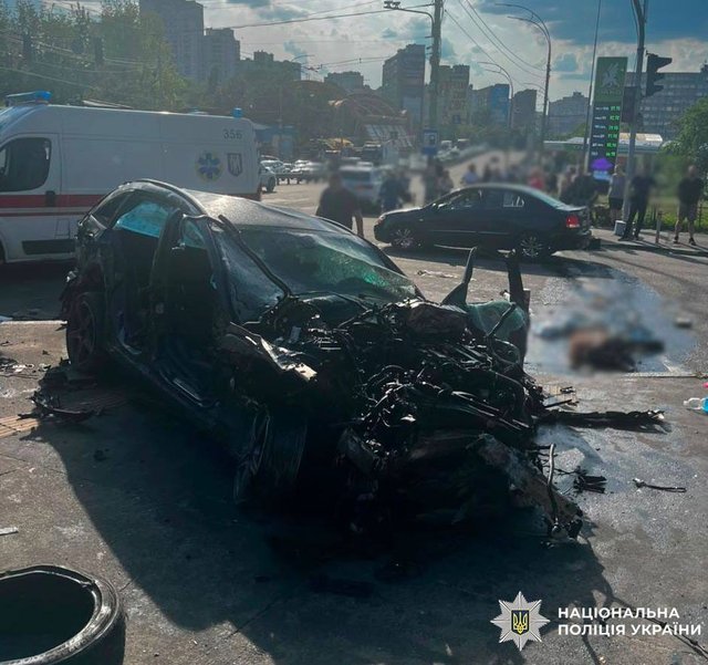 У Києві авто на великій швидкості виїхало на пішохідну зону — є загиблі та поранені_1