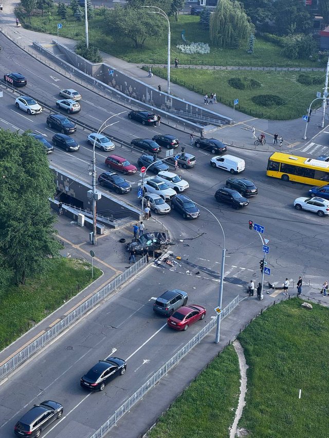 У Києві авто на великій швидкості виїхало на пішохідну зону — є загиблі та поранені_3