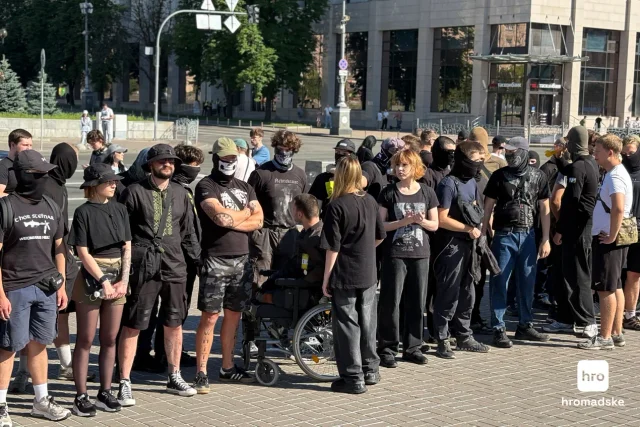 На Майдані Незалежності у Києві зібралися десятки людей, які виступають проти Маршу «КиївПрайд»_2