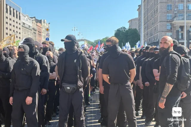 На Майдані Незалежності у Києві зібралися десятки людей, які виступають проти Маршу «КиївПрайд»_4
