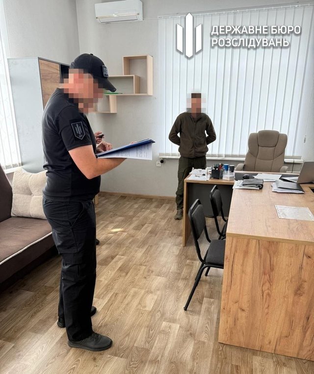 Правоохоронці прийшли з обшуками до понад 100 ТЦК по всій Україні_1