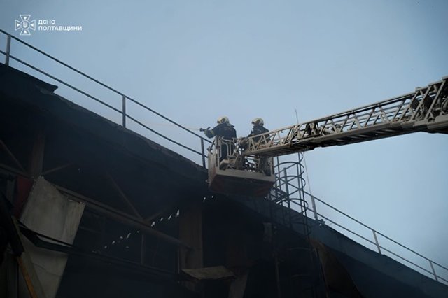 рф зруйнувала сортувальний термінал Нової пошти у Полтаві_3