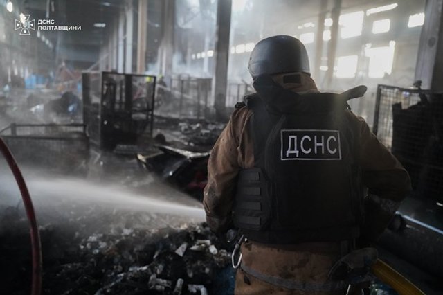рф зруйнувала сортувальний термінал Нової пошти у Полтаві_8