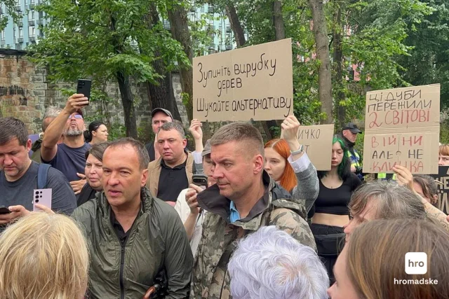 «Ми не підемо звідси». На Теремках у Києві тривають мітинги проти вирубки дерев_1