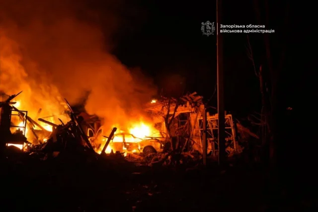 росіяни вбили 6 людей під час атаки на Запоріжжя ракетами та керованими авіабомбами_3