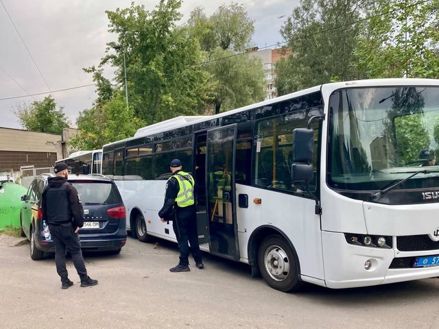 Поліція охороняє вирубку дерев на Теремках._2