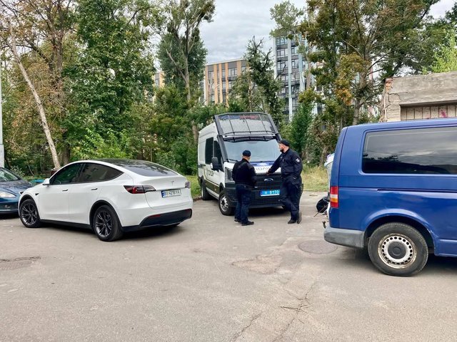 Поліція охороняє вирубку дерев на Теремках._3