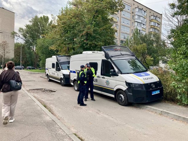 Поліція охороняє вирубку дерев на Теремках._4